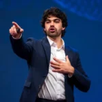 Biografía de Adrià Solà Pastor: El Comunicador