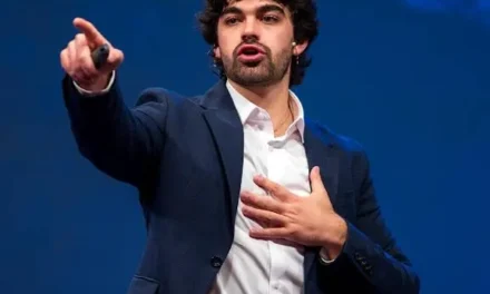Biografía de Adrià Solà Pastor: El Comunicador