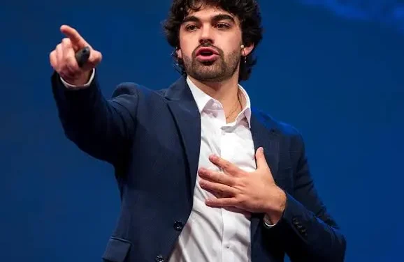 Biografía de Adrià Solà Pastor: El Comunicador