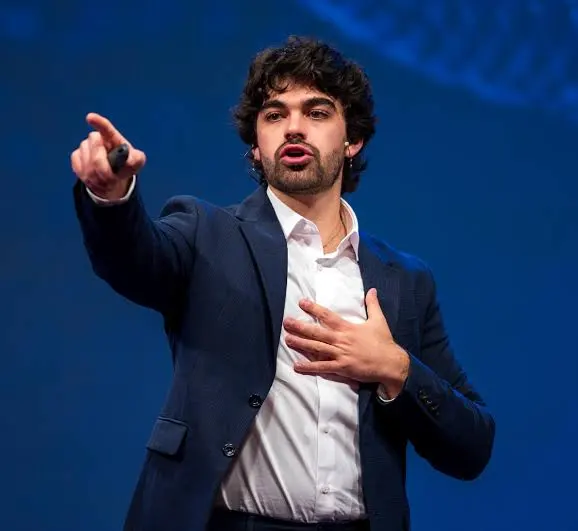 Biografía de Adrià Solà Pastor: El Comunicador