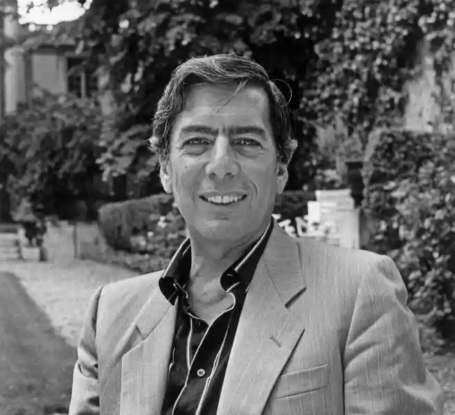 Portada editorial de Mario Vargas Llosa, escritor peruano y Premio Nobel de Literatura