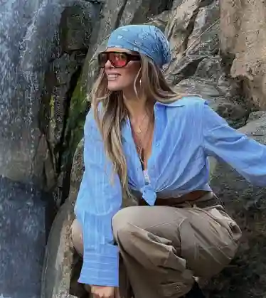 Alejandra Baigorria en su faceta empresarial, luciendo sus prendas exclusivas.