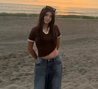 Anny ASMR frente a sus característicos micrófonos profesionales de grabación