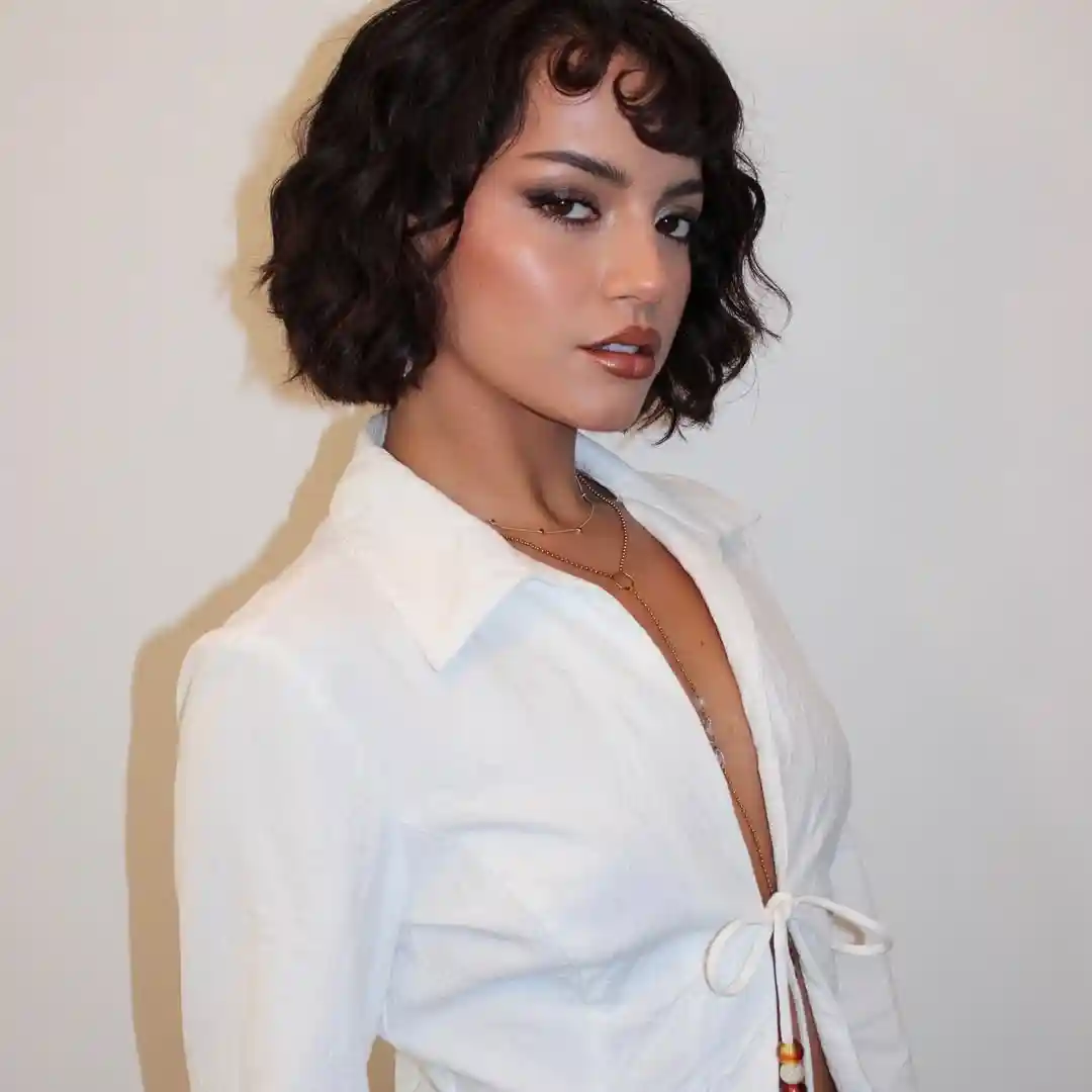 Foto de Isabela Merced, actriz y cantante peruana-estadounidense, conocida por Hawkgirl en Superman