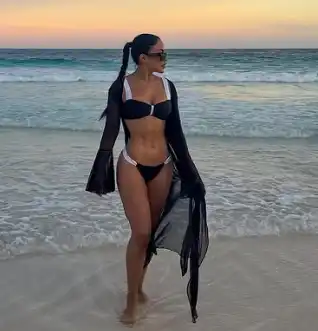 Onelia Molina posando frente a la cámara en el set de Esto es Guerra