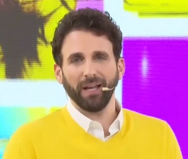 Rodrigo González 'Peluchín', conductor peruano, en el set de Amor y Fuego