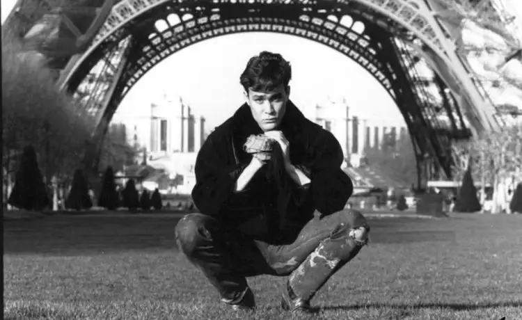 Brandon Bruce Lee sentado en París en una fotografía en blanco y negro